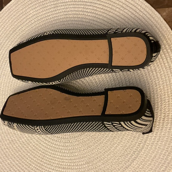 Black multi flats in a size 5 🖤🤍 - Picture 6 of 15